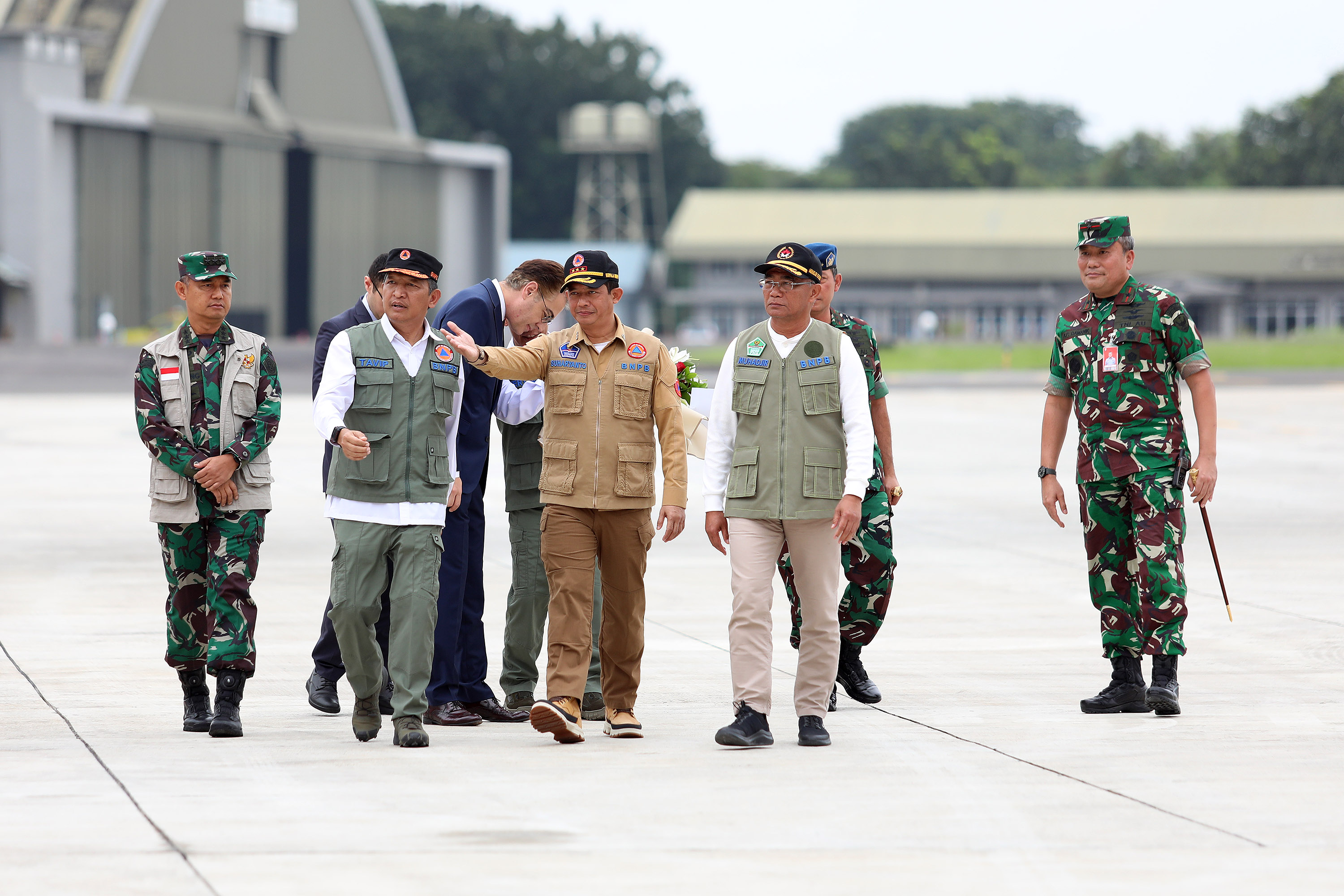 Kepala BNPB Letjen TNI Suharyanto S.Sos., M.M., (rompi cokelat) bersama Menko PMK Muhadjir Effendy (rompi hijau) beserta rombongan sesaat setelah turun dari pesawat usai melaksanakan misi kemanusiaan untuk Turkiye di Jakarta, Jumat (24/2).